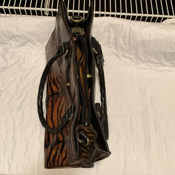 Patricia Nash leather bag 13 inches wide 9.5 inches deep 5 inches base - Picture 4 of 5